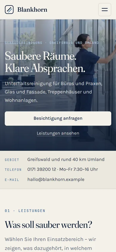 Dieselbe Beispiel-Website auf dem Smartphone: Kopfzeile, Überschrift und zwei Knöpfe untereinander