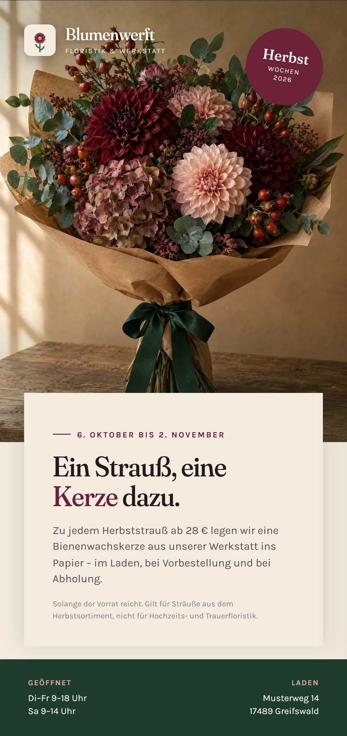 Vorderseite des Saisonflyers: Herbststrauß, Stempel „Herbstwochen 2026“, Papierblatt mit „Ein Strauß, eine Kerze dazu“, Zeitraum, Öffnungszeiten und Adresse