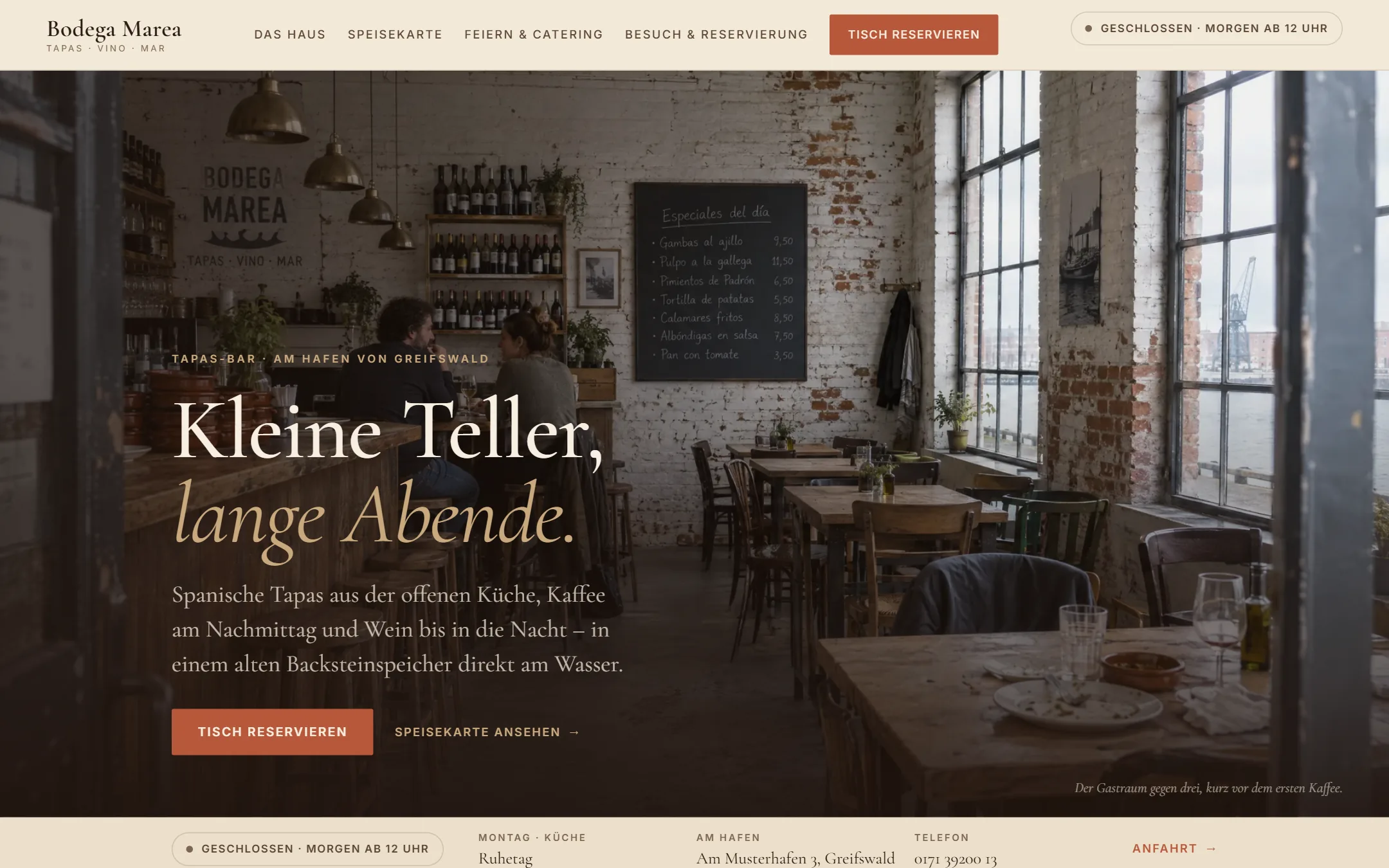 Startseite der Beispiel-Website Bodega Marea auf dem Desktop: großes Foto des Gastraums bei Tageslicht, Überschrift „Kleine Teller, lange Abende“, Öffnungszeiten und Adresse
