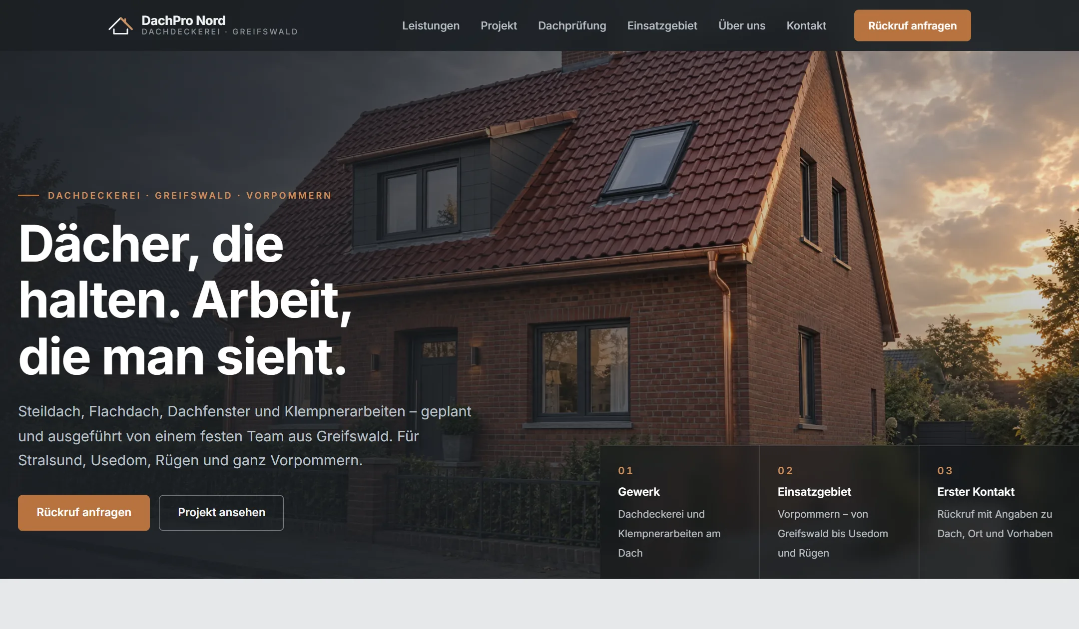 Startansicht der Beispiel-Website DachPro Nord am Bildschirm: Hero mit dem Backsteinhaus, Leistungsnavigation, Rückruf-Knopf