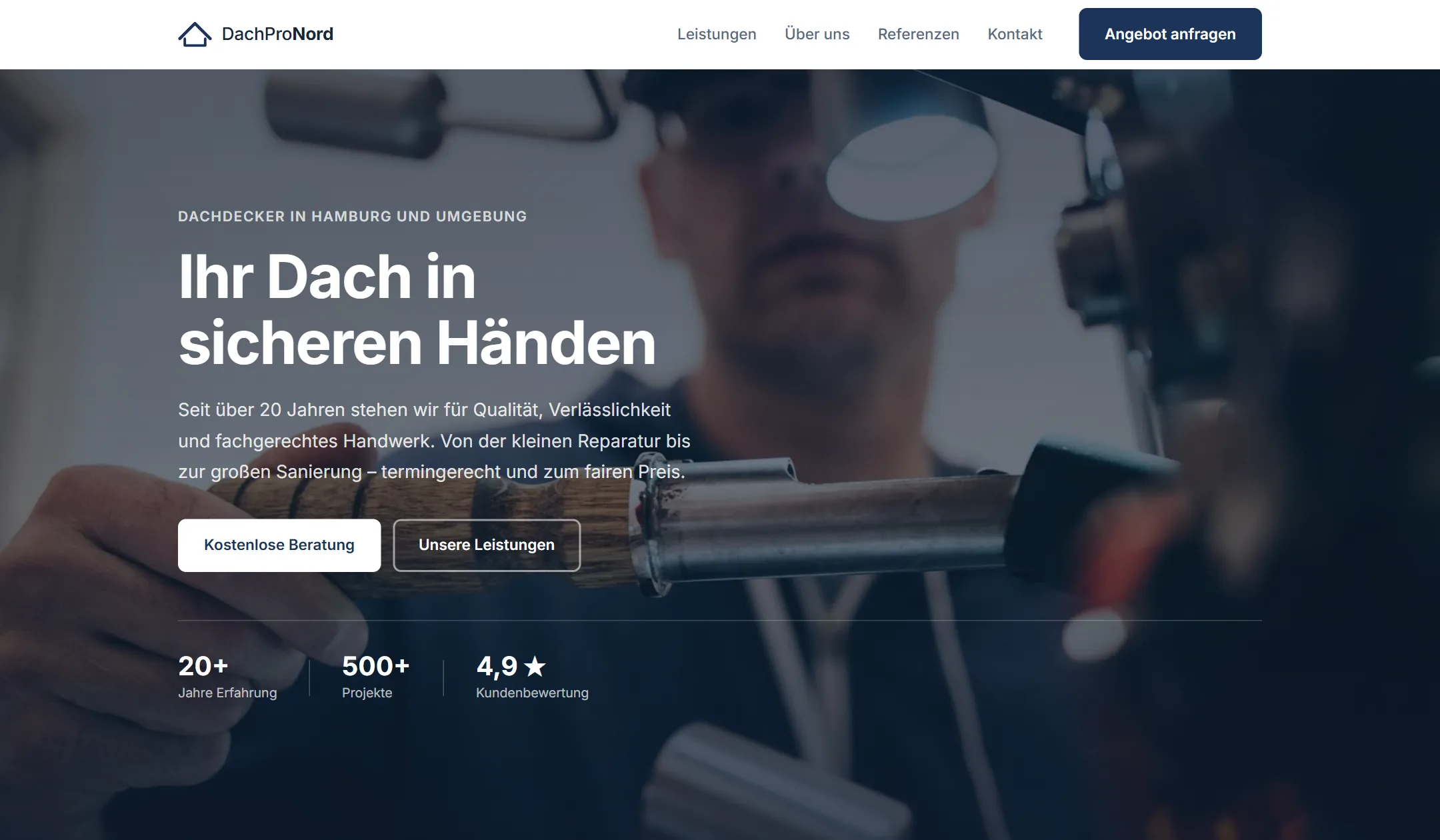 Startansicht des Website-Konzepts DachPro Nord: dunkelblauer Auftritt mit Werkzeugmotiv, Leistungen und Beratungsanfrage