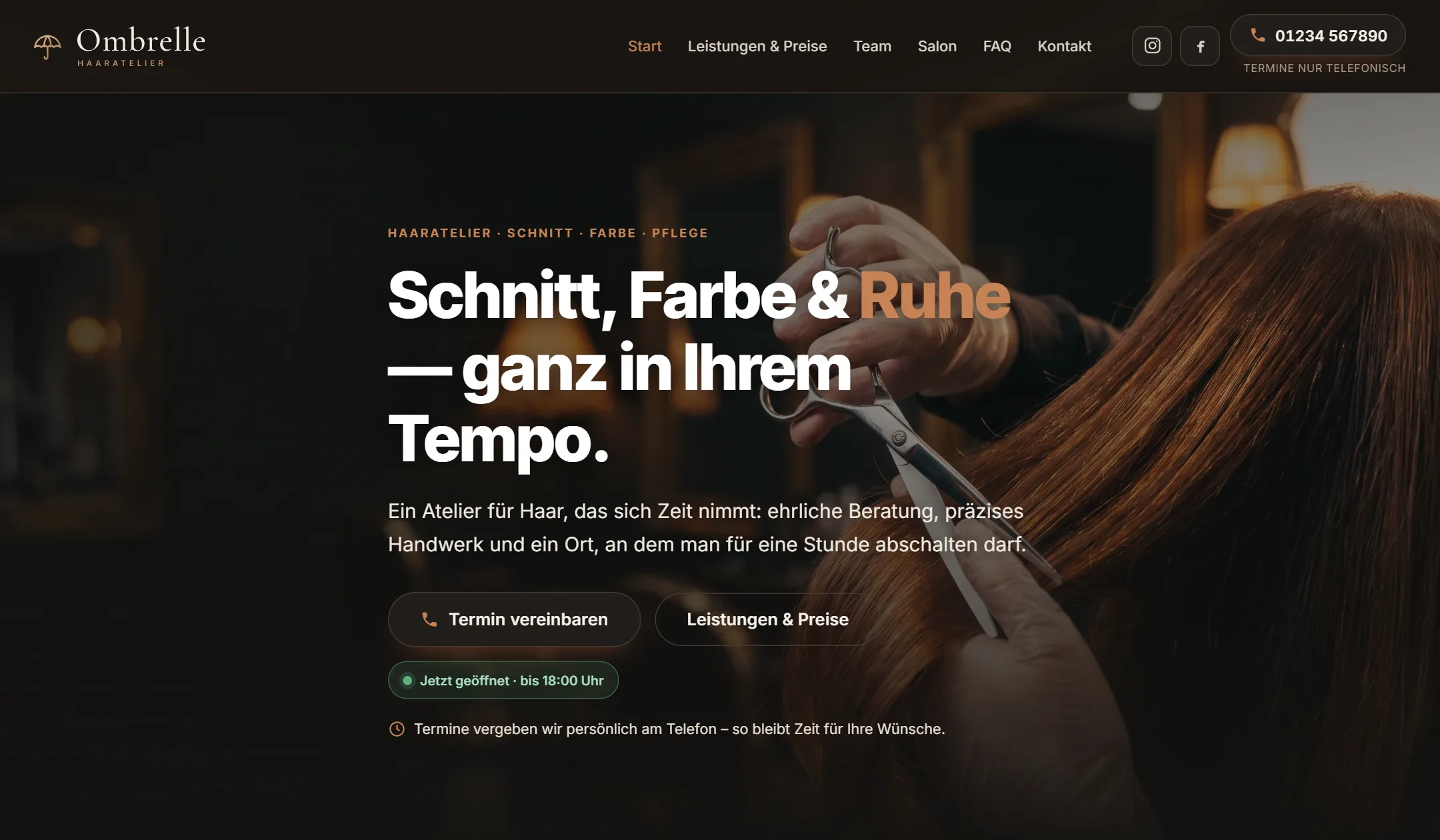 Startansicht des Website-Konzepts Ombrelle – Haaratelier: warme, dunkle Bildwelt mit Haarschnitt und der Überschrift „Schnitt, Farbe & Ruhe – ganz in Ihrem Tempo“