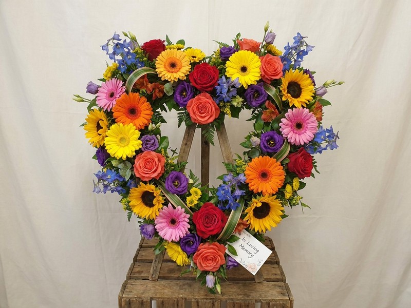 Farbenfrohes Trauergesteck aus Sommerblumen