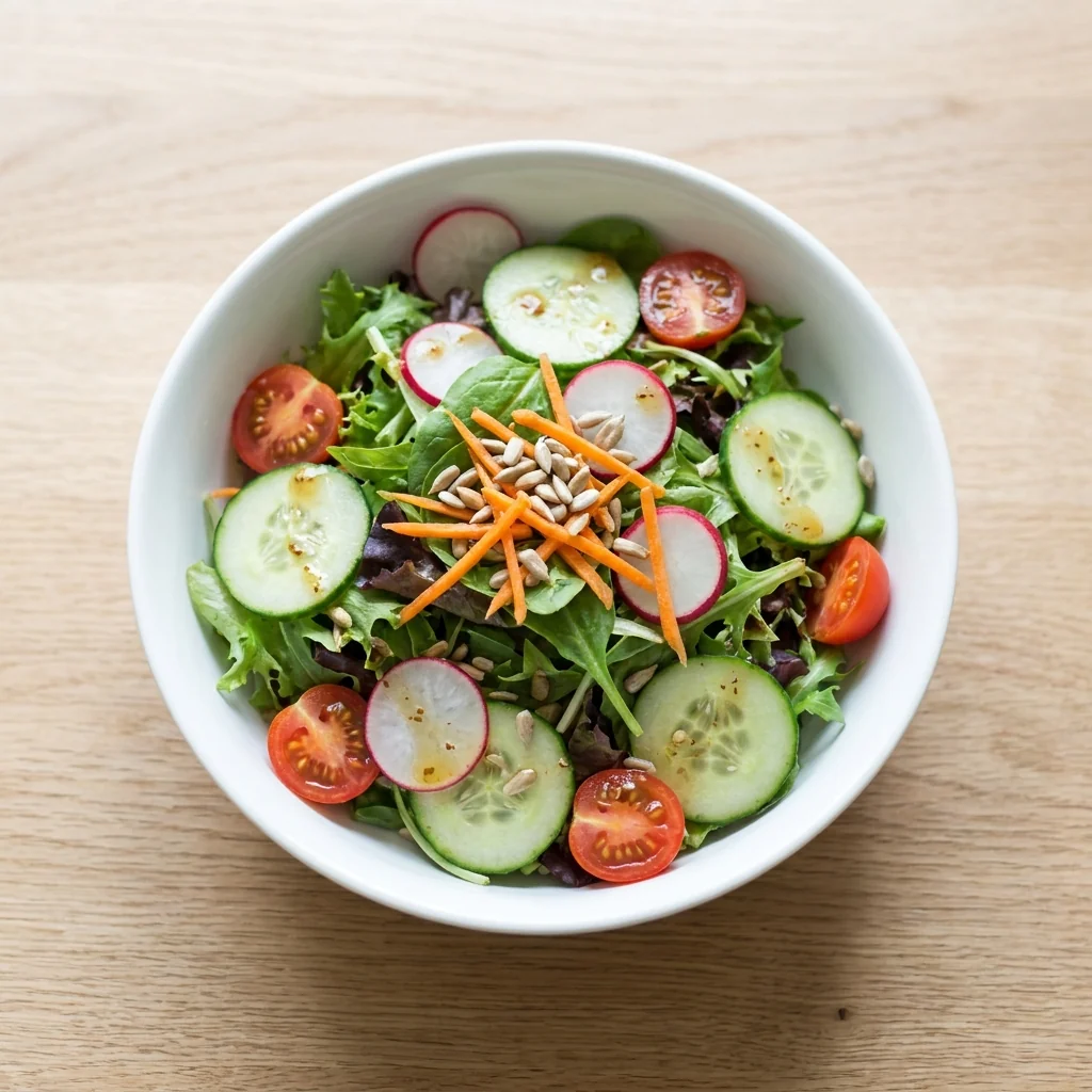 Garten Salat mit Blattsalaten, Gurken, Tomaten, Paprika, Zwiebeln und Mais