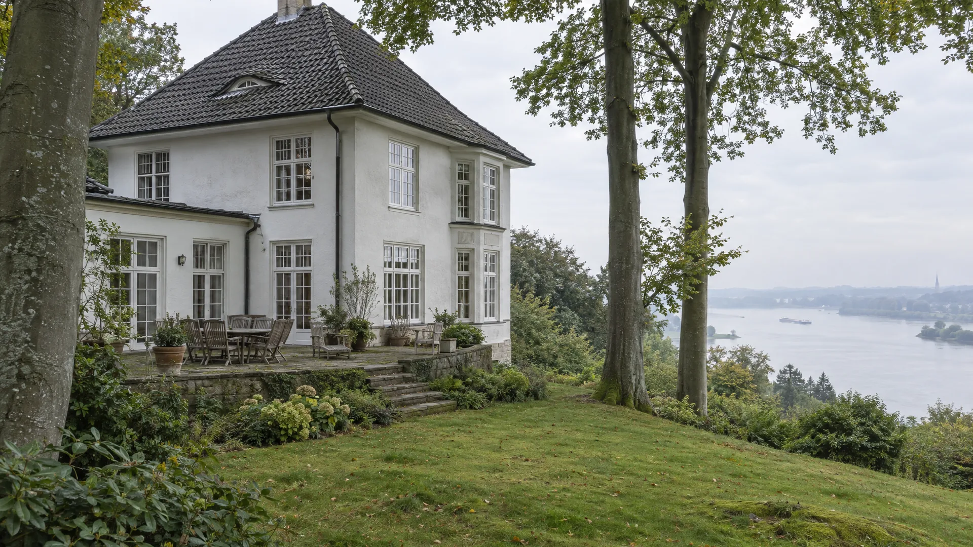 Weiße Villa aus den 1920er-Jahren am Elbhang, vom Garten aus gesehen