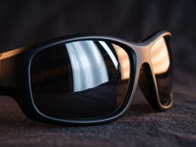 Nahaufnahme einer Sportsonnenbrille mit Reflexen